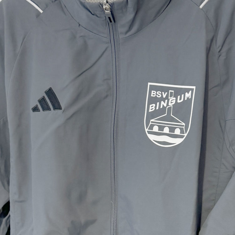 weiße Bedruckung auf grauen adidas Präsentationsjacken