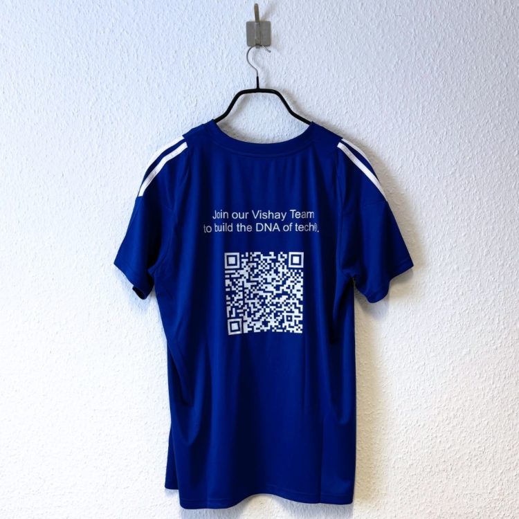 blaue Firmen Shirts mit QR-Code Bedruckung auf dem Rücken