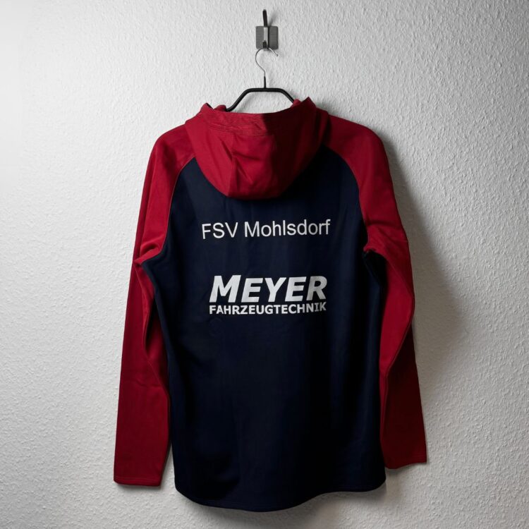 die Jako Kapuzenjacken mit Vereinsnamen und Sponsor Logo Bedruckung unter der Kapuze