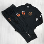 Nike Trainingsanzug mit Trainingsjacke und Trainingshose sowie Druck (Bedruckung)