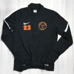 Die Nike Trainingsjacke mit Bedruckung vom Wappen und Vereinslogo