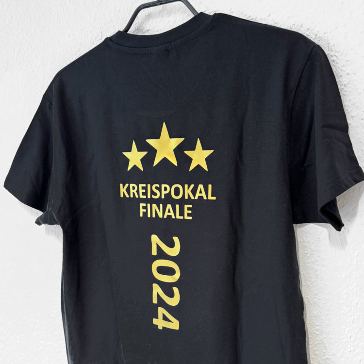 Pokal Final Shirts mit Bedruckung in gold auf dem Rücken