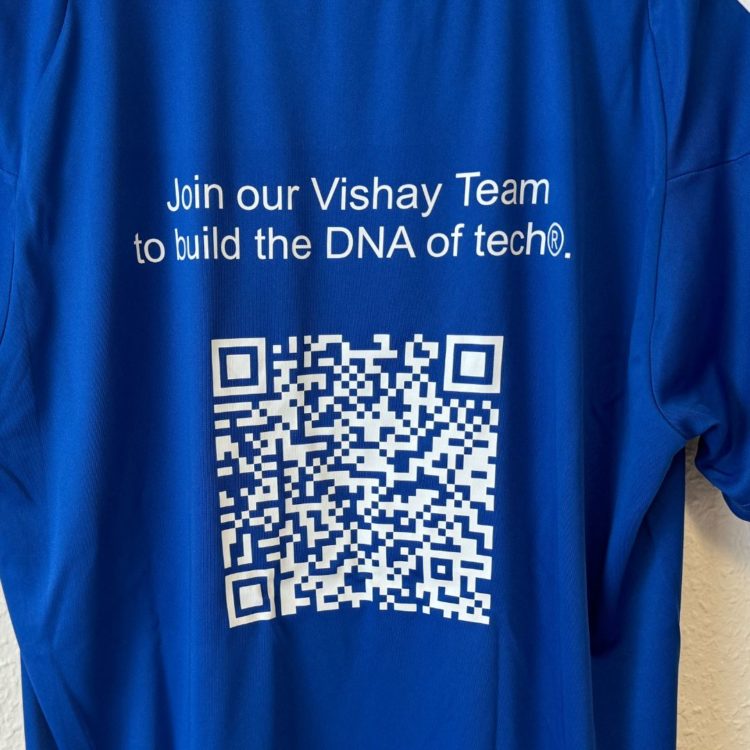 blaue Shirts mit QR Code auf dem Rücken