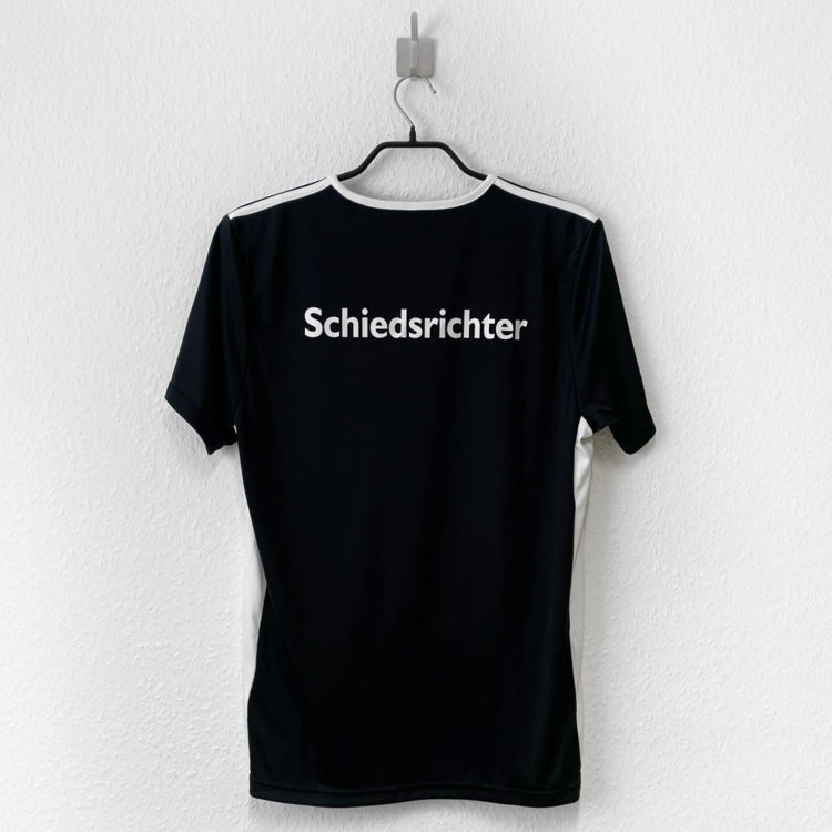 das Schiedsrichter Shirt von adidas mit Bedruckung auf dem Rücken.