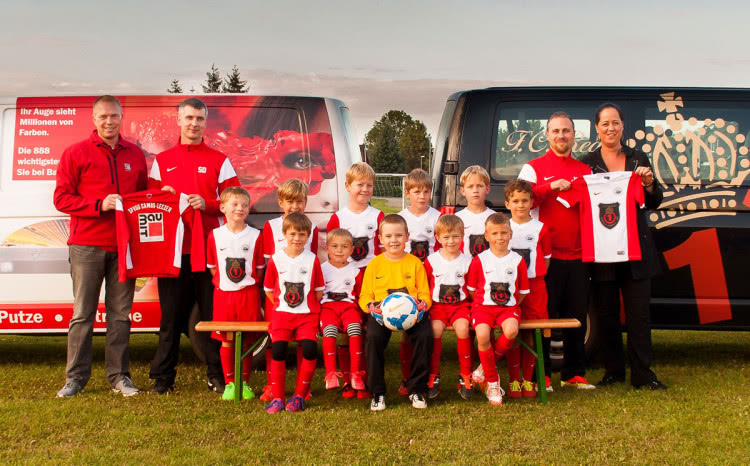 Die SpVgg-Cambs-Leezen mit Nike Trainingsanzügen und Team Ausrüstung