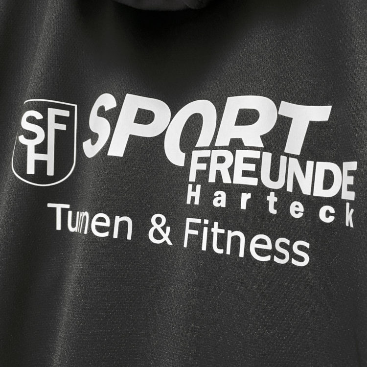 weiße Sportfreunde Bedruckung auf schwarzen Kapuzenjacken von Erima