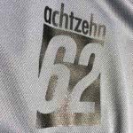 Das Achtzehn62 Vereinslogo beim Poloshirt als Druck