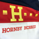 Das Hornby Hobbies Logo als Plastisoldruck bei den Trikots