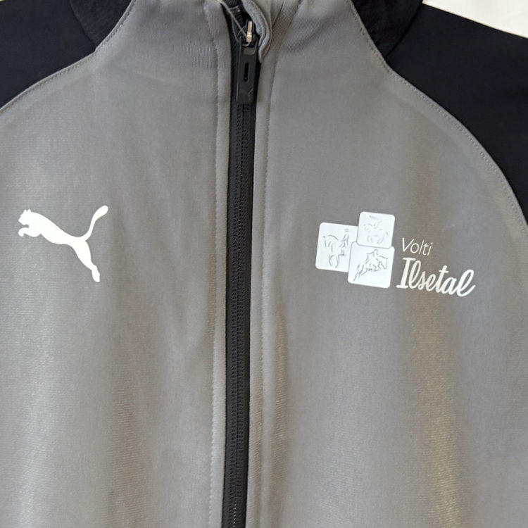 Das Voltigier Team Logo auf der Puma Trainingsjacke