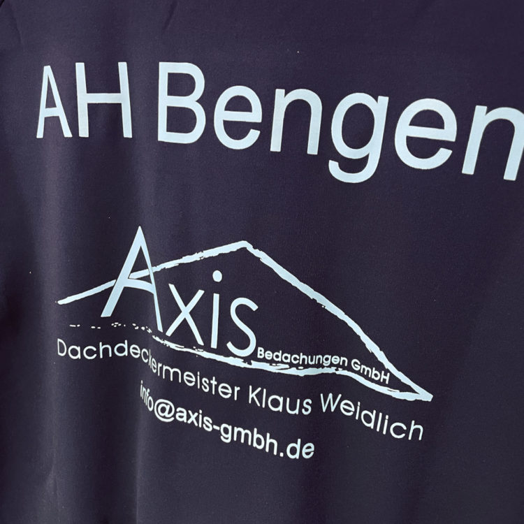 die Sponsorenlogo Bedruckung auf den Jako Ziptops der AH Bengen