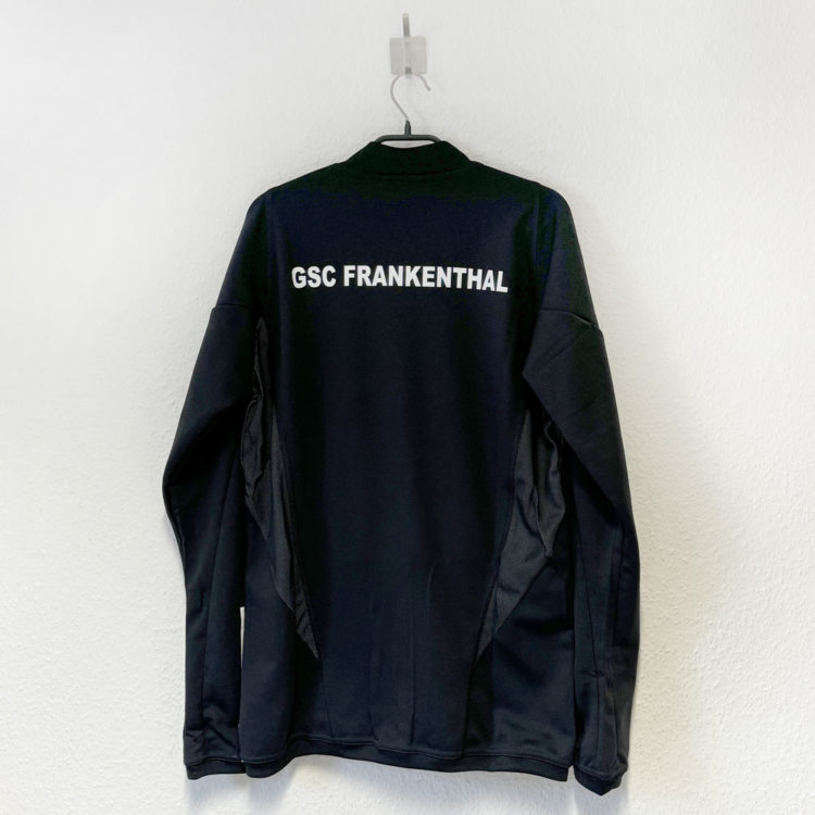 die schwarze adidas Performance Jacke mit Vereinsnamen