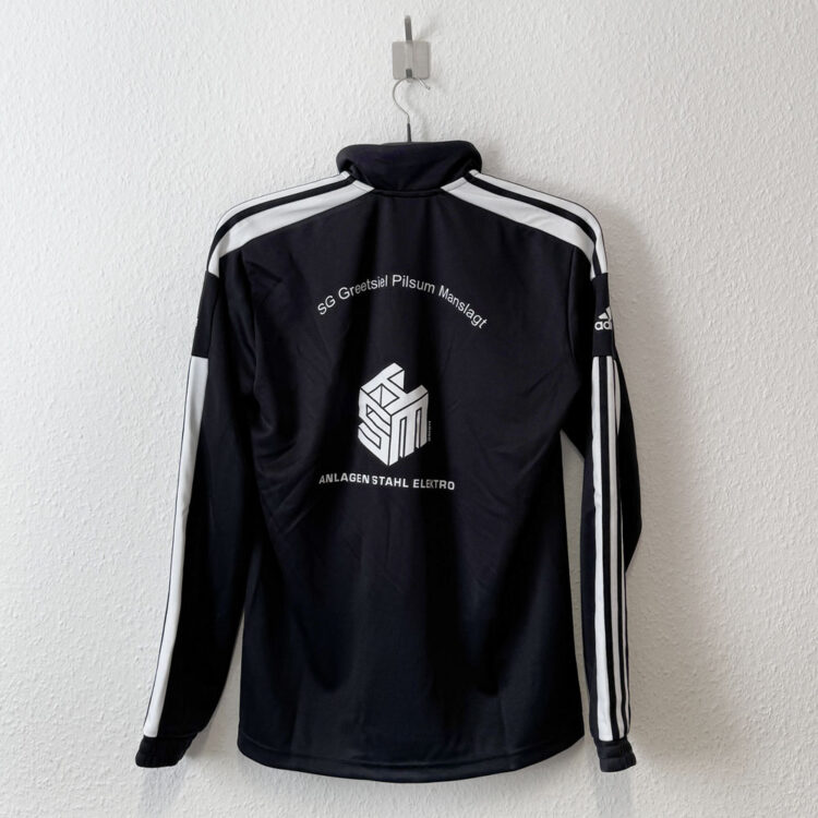 adidas Trainingsjacken mit Vereinsname und Sponsor auf dem Rücken