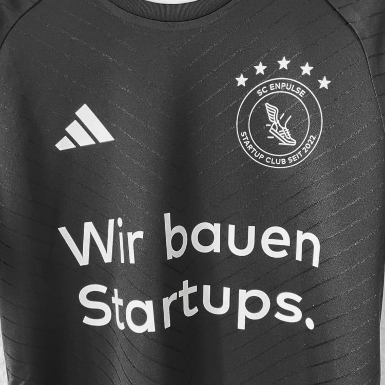 schwarze adidas Unternehmens Trikot Druck des Logo und eines Statements