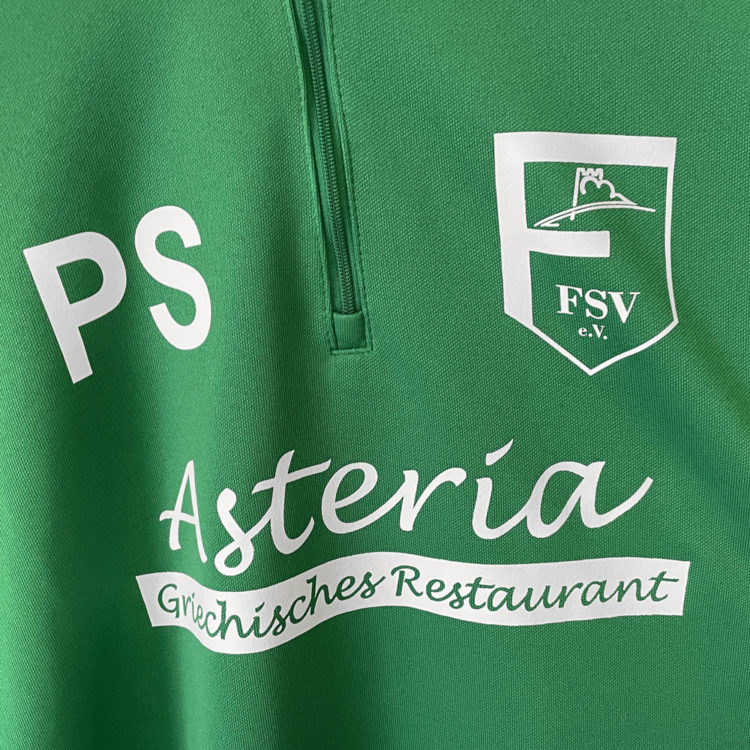 die dreifach Druck auf den grünen adidas Trainings Tops