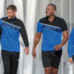 Die Erima Teamline 5-C blau schwarz weiß mit Poloshirt und Präsentationsjacke