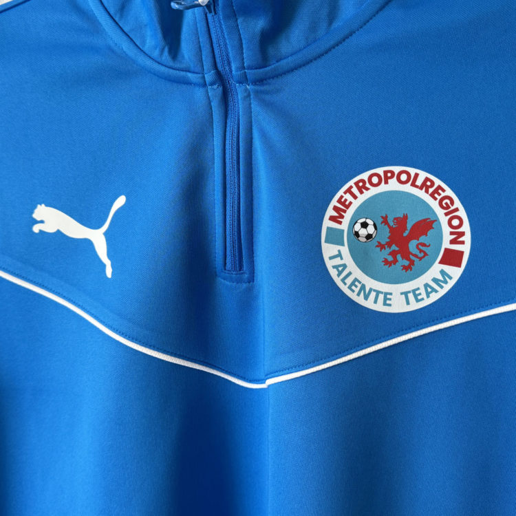 farbige Wappen Bedruckung auf blauen Puma Tops