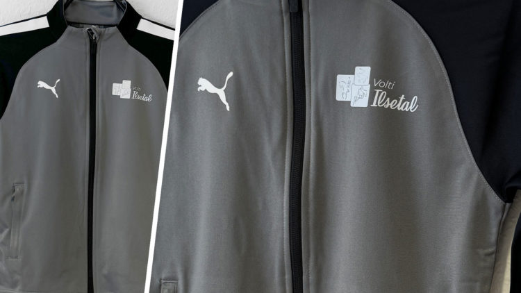 die graue Puma Trainingsjacken mit Voltigier Team Logo Druck in weiß