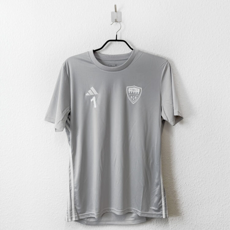 graue Trainingsshirts von adidas mit weißer Bedruckung