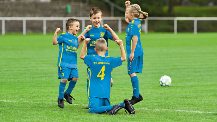 Kinder Trikots und Erwachsenen Trikots sind unterschiedlich geschnitten.