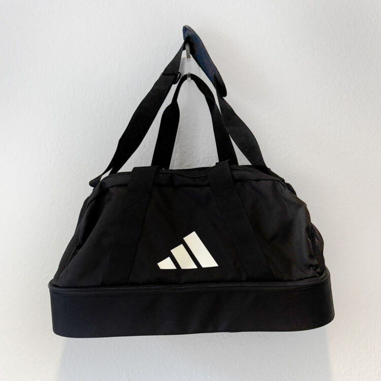 schwarze adidas Sporttasche mit Logo Aufdruck