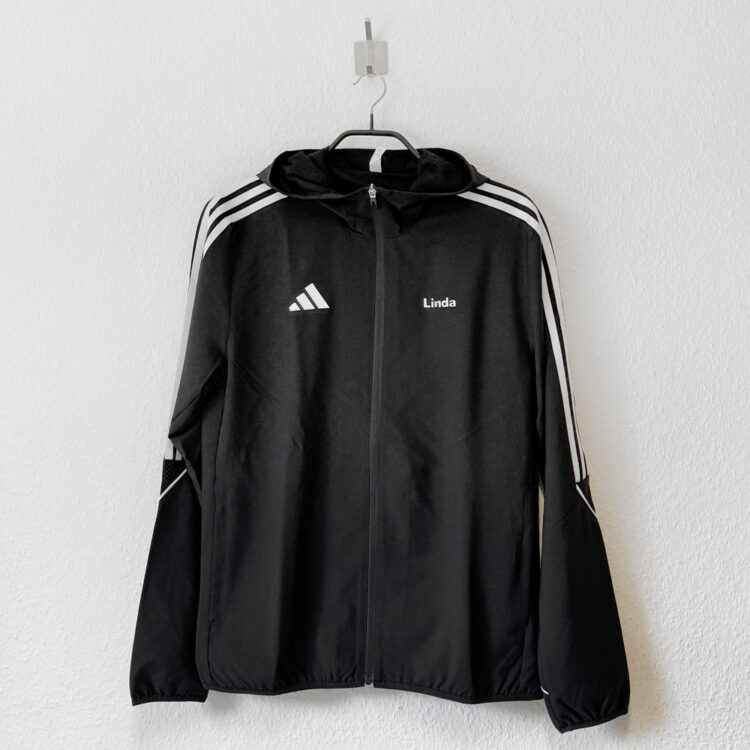 schwarze adidas Trainingsjacke mit Druck auf Brust und Rücken