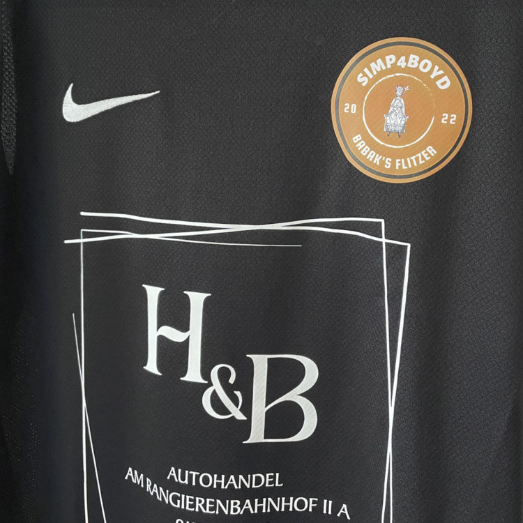 schwarzer Nike Trikots mit goldenem Logo Druck sowie weißem Sponsor